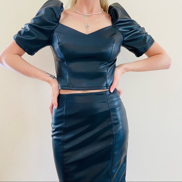 New Faux leather mini skirt & puff sleeve top set - Picture 3 of 7
